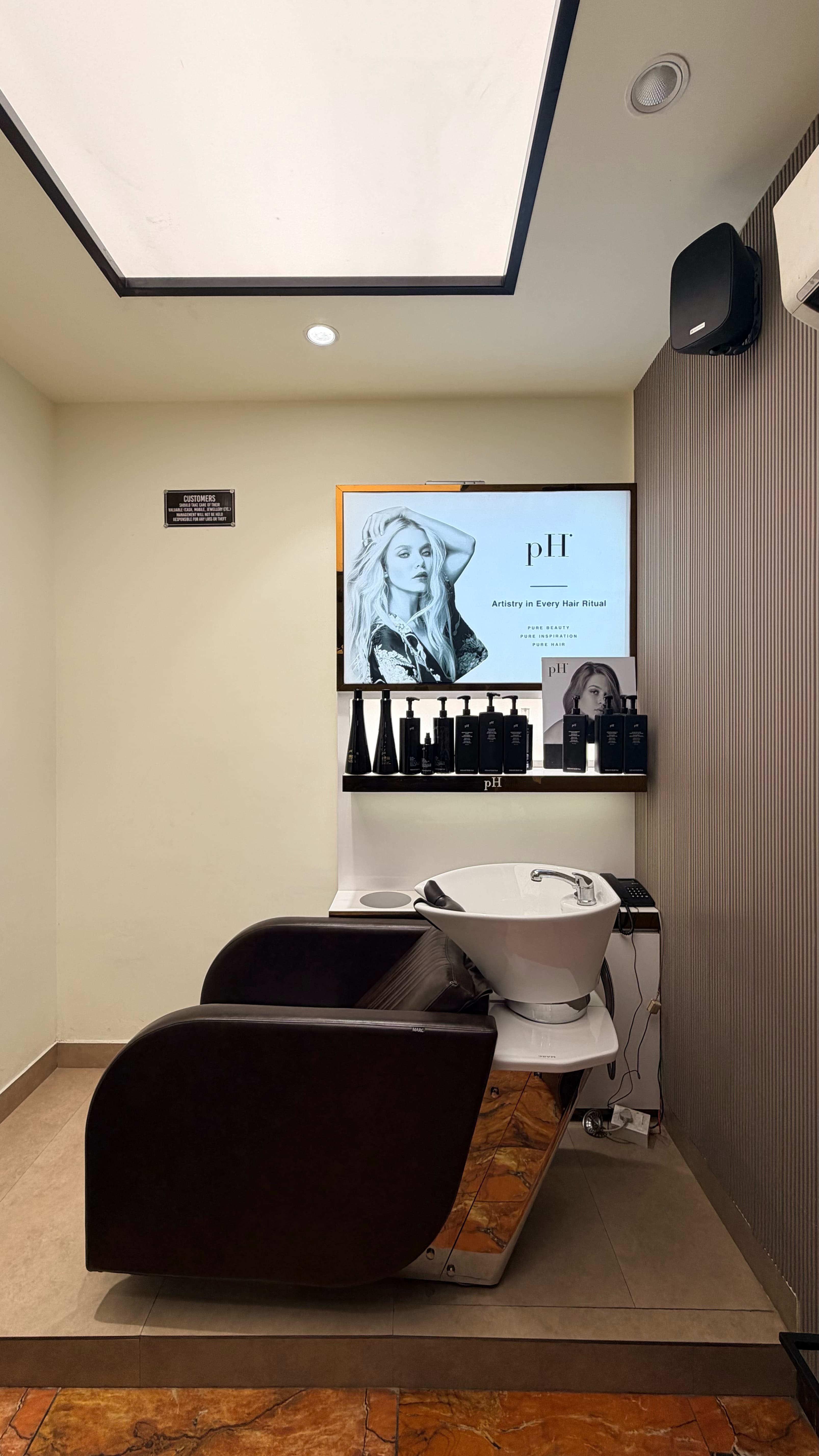 Hair Cafe Amar Colony, Lajpat Nagar treatment room