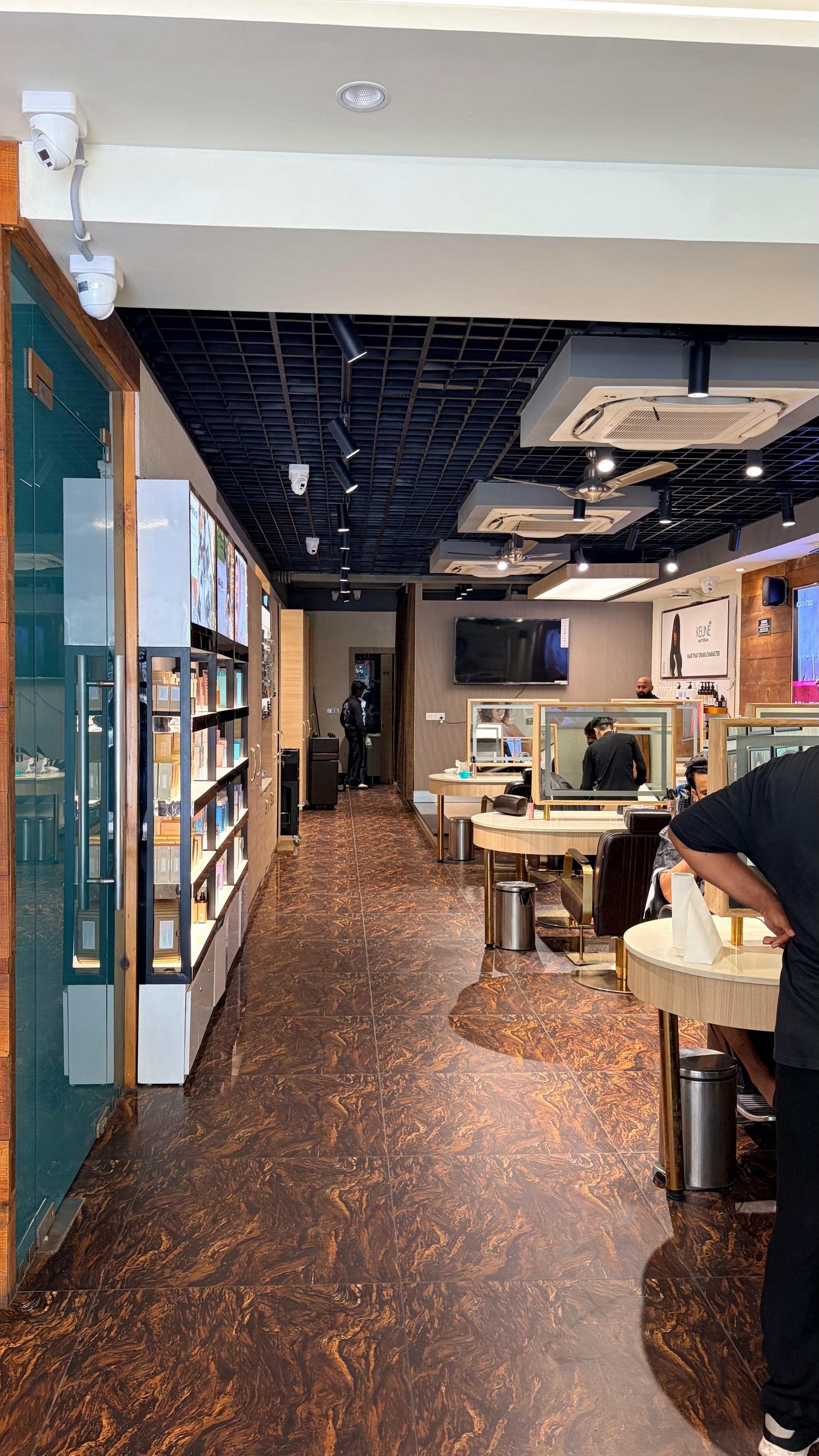 Hair Cafe Mayur Vihar service floor
