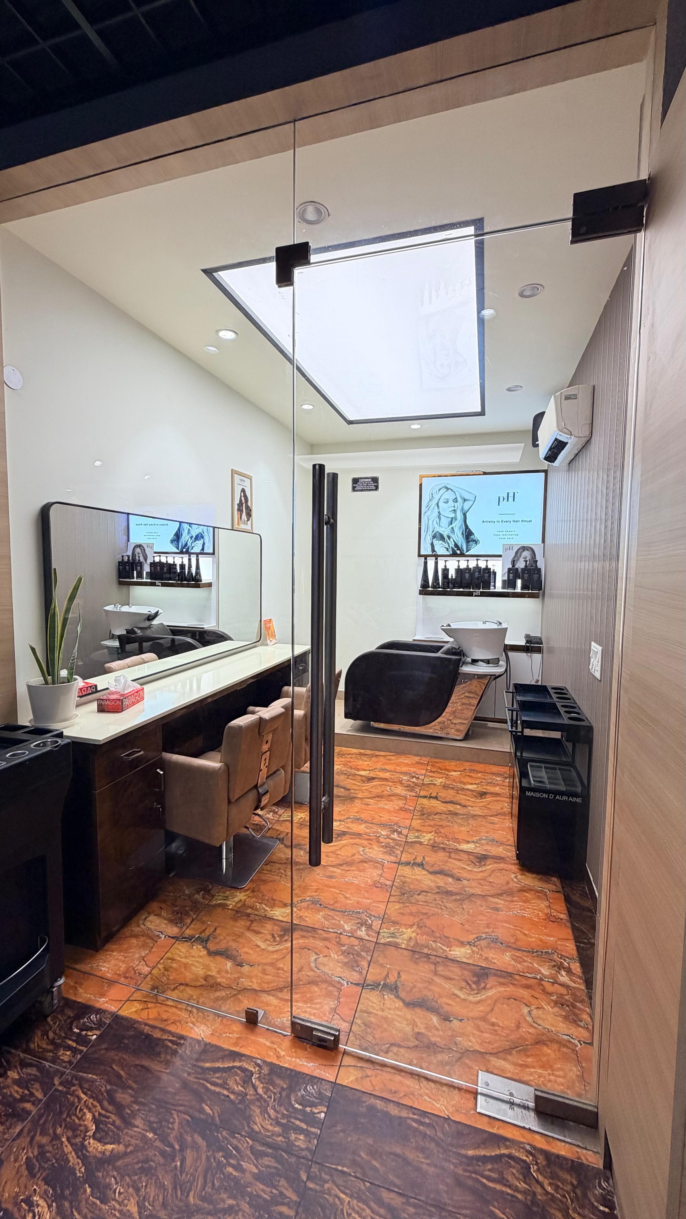 Hair Cafe Mayur Vihar treatment room